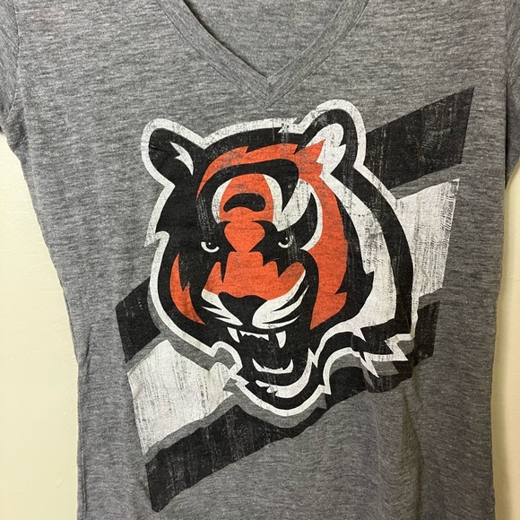 NFL Gray and Orange Graphic Fitted Short Sleeve T-Shirt‎ - Picture 2 of 4